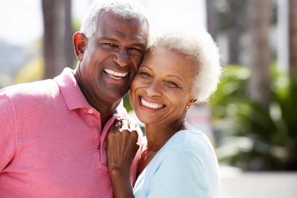 Romantisches Senioren-Paar umarmt sich auf der Straße — Stockfoto