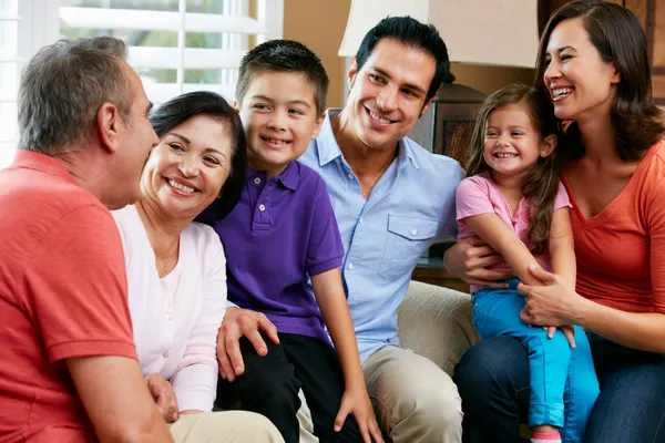 Multi generatie familie ontspannen thuis samen — Stockfoto