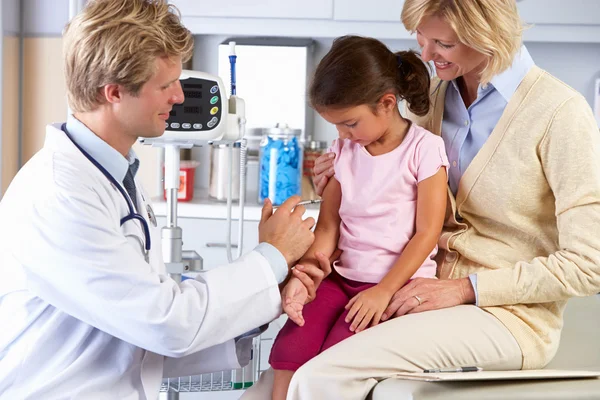 Médecin donnant l'injection d'enfant dans le bureau du médecin — Photo