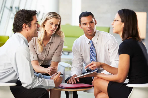 Geschäftsleute mit digitalem Tablet treffen sich im Büro — Stockfoto