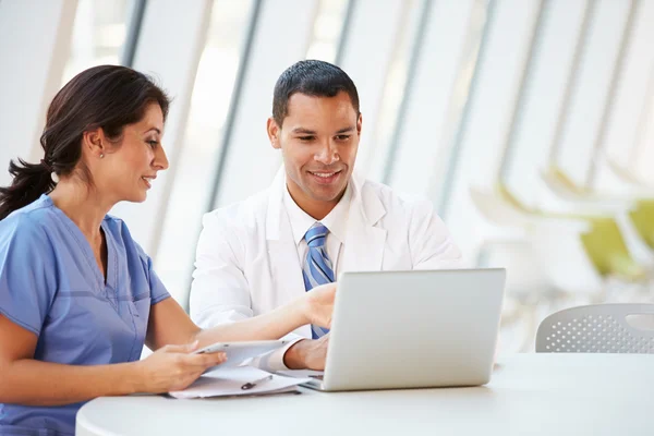 Doctor And Nurse Having Informal Meeting In Hospital Canteen — Stock Photo, Image