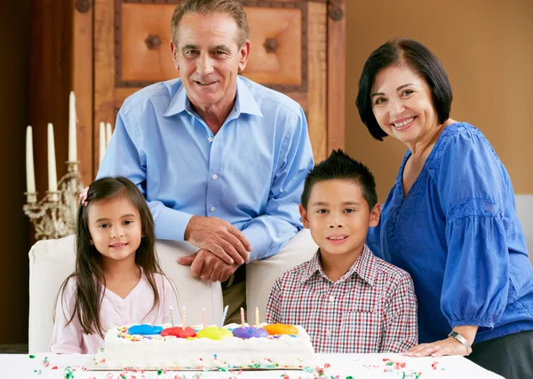 Far-och morföräldrar firar barnens födelsedag — Stockfoto