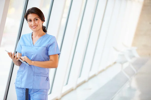 Infirmière utilisant la tablette numérique dans le couloir de l'hôpital moderne — Photo