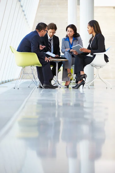 Empresarios que se reúnen en una oficina moderna — Foto de Stock