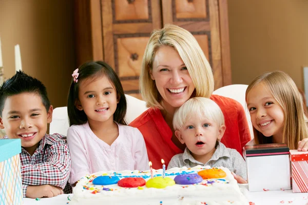 Madre celebrando el cumpleaños del niño con amigos — Foto de Stock