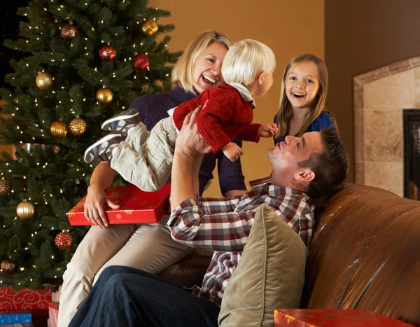 Familieneröffnungsgeschenke vor dem Weihnachtsbaum — Stockfoto