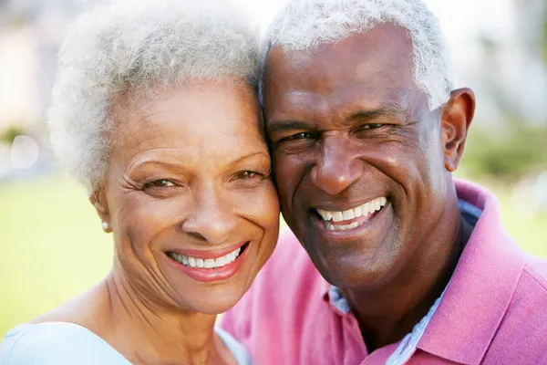 Retrato al aire libre de feliz pareja de ancianos — Foto de Stock