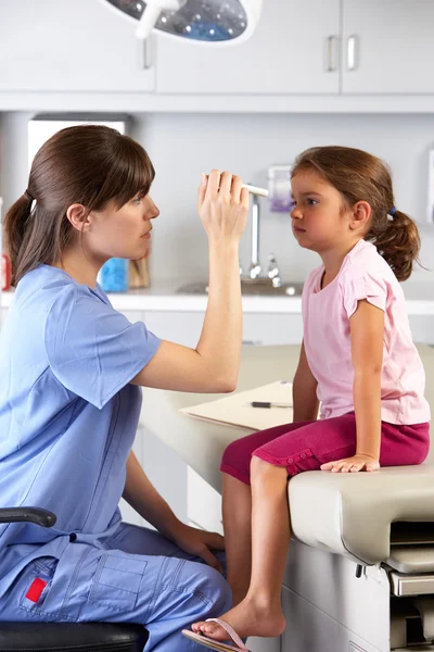 Médico examinando los ojos del niño en el consultorio del médico — Foto de Stock