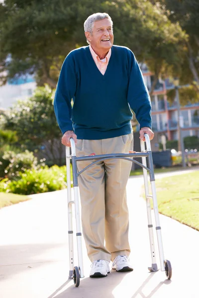 Äldre man med promenader ram — Stockfoto