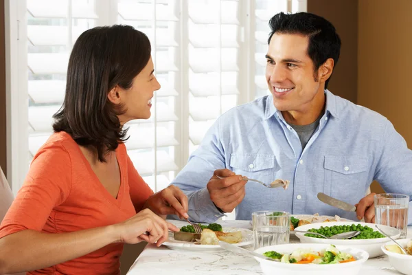 Couple dégustant un repas à la maison — Photo