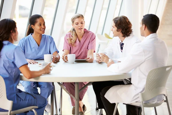 Medisch personeel chatten in moderne ziekenhuis kantine — Stockfoto