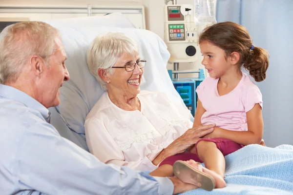 Petite-fille grand-mère visiteuse au lit d'hôpital — Photo