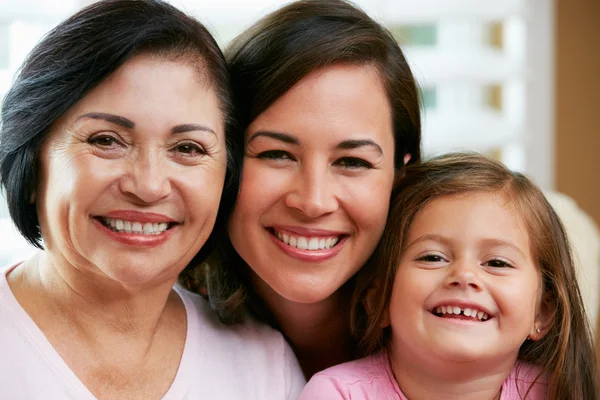 Kvinnliga ledamöter i multi generation familj hemma — Stockfoto