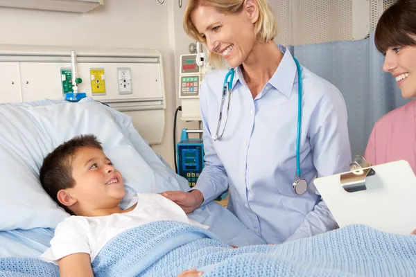 Doutor visitando paciente infantil na ala — Fotografia de Stock