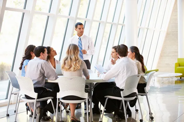 Negocios que tienen reunión de la junta en la oficina moderna — Foto de Stock