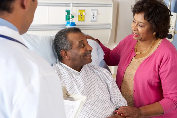 Médecin parlant à un couple de personnes âgées sur Ward — Photo