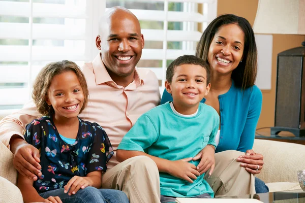 Retrato de família sentados no sofá juntos — Fotografia de Stock