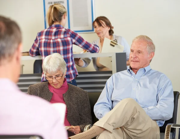 Patienter i doktorns väntrum — Stockfoto