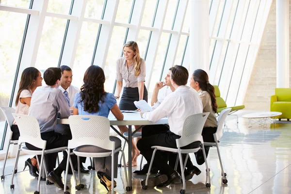 Business mit Vorstandssitzung in modernem Büro — Stockfoto