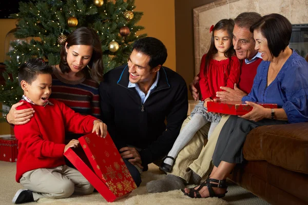 Multi generation familj öppnar julklappar framför t — Stockfoto