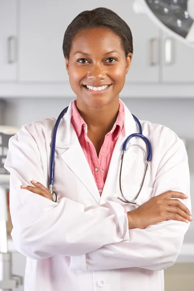 Porträt einer Ärztin in der Arztpraxis — Stockfoto