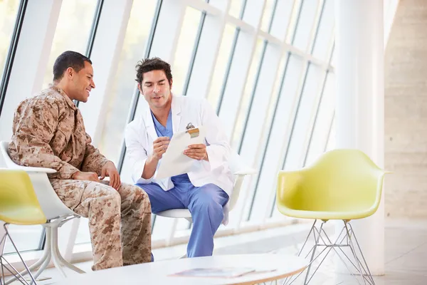 Orvos tanácsadás katona szenved stressz — Stock Fotó