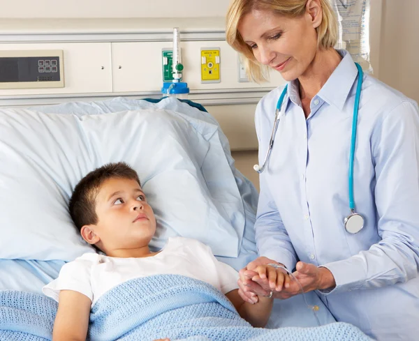 Doutor visitando paciente infantil na ala — Fotografia de Stock