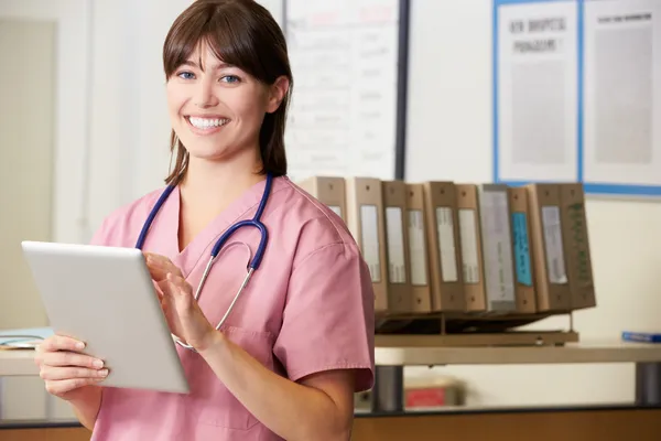 Infermiera utilizzando tavoletta digitale a Nurses Station — Foto Stock