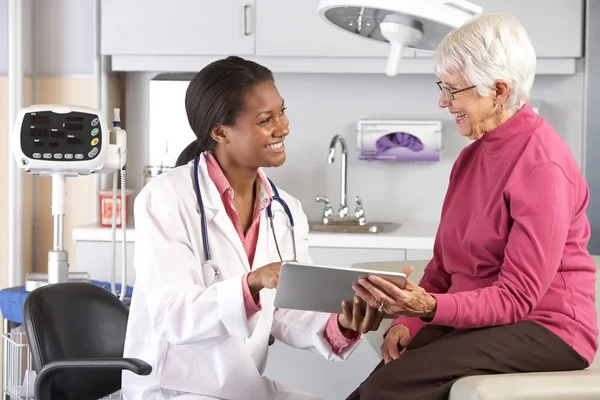 Medico Discussione record con anziani paziente femminile — Foto Stock