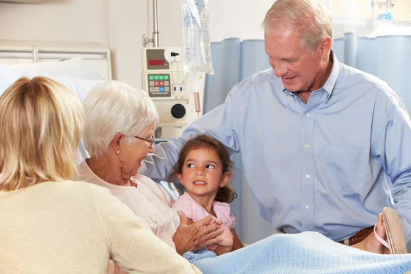 Famiglia visita anziana paziente femminile nel letto di ospedale — Foto Stock