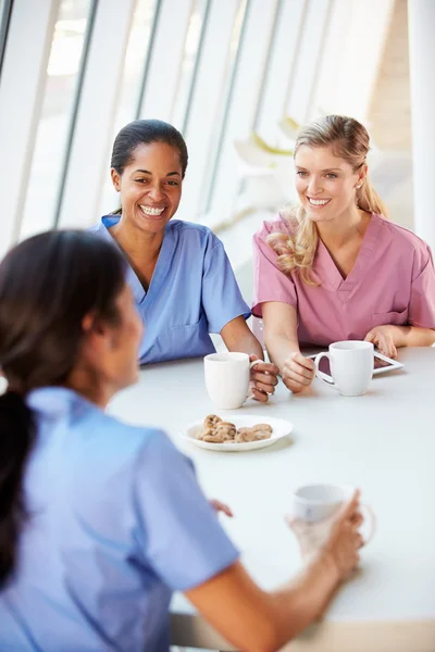 Grupp av sjuksköterskor chatta i moderna sjukhus canteen — Stockfoto