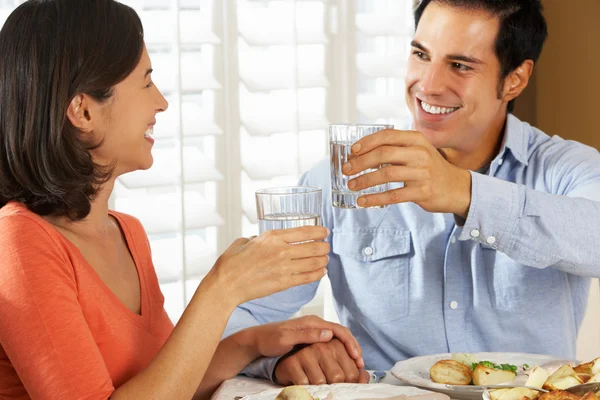 Pareja disfrutando de la comida en casa — Foto de Stock