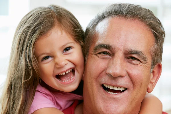 Retrato del abuelo con nieta — Foto de Stock