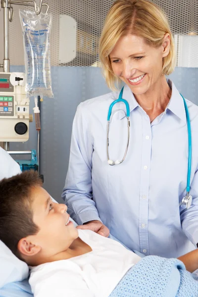 Lekarz wizyty chorego dziecka na oddziale — Zdjęcie stockowe