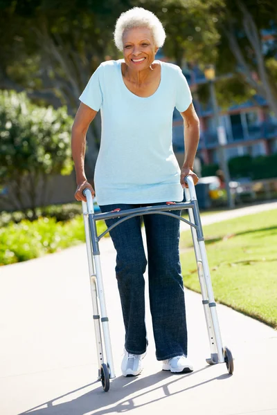 Idős nő járókerettel — Stock Fotó
