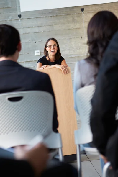 Affärskvinna leverera presentation vid konferensen — Stockfoto