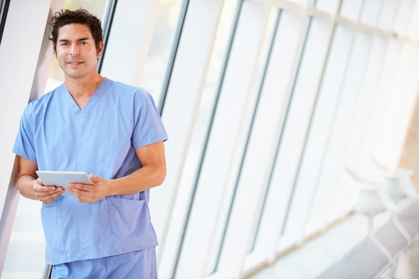 Médico usando tablet digital no corredor do hospital moderno — Fotografia de Stock