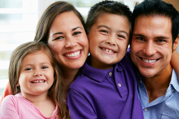 Retrato de la familia sentada en el sofá en casa — Foto de Stock