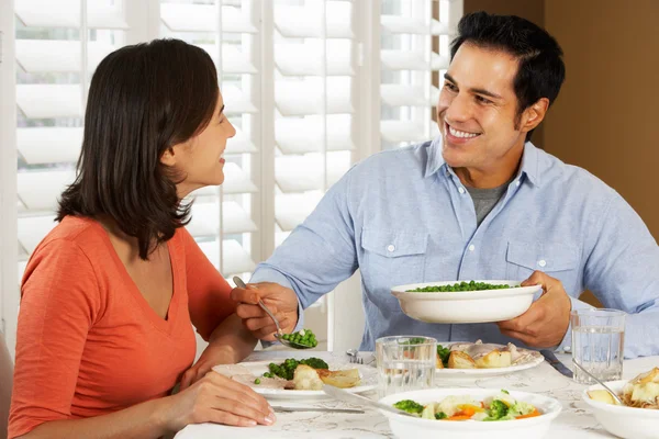 Pareja disfrutando de la comida en casa — Foto de Stock