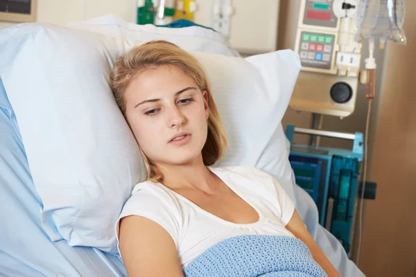 Depressive Teenagerin liegt im Krankenhausbett — Stockfoto