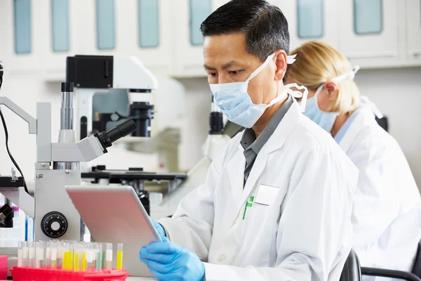 Mannelijke wetenschapper met behulp van tablet pc in laboratorium — Stockfoto