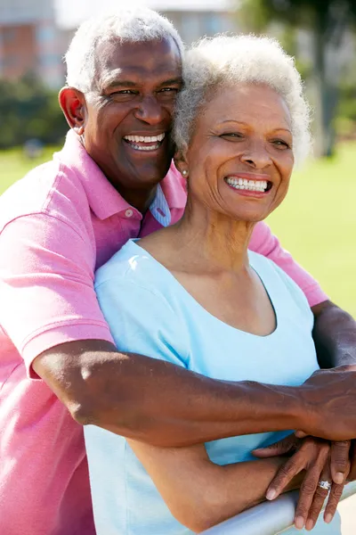 Portrait extérieur de heureux couple de personnes âgées — Photo