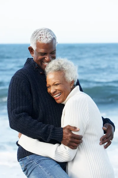 Romantisches Senioren-Paar umarmt sich am Strand — Stockfoto