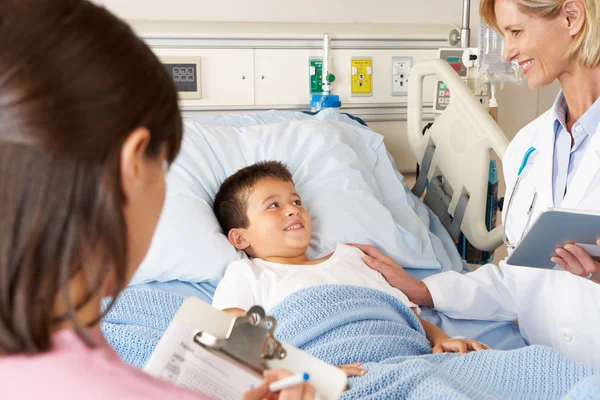 Çocuk hasta ziyaret ederken dijital not defteri kullanarak doktor — Stok fotoğraf