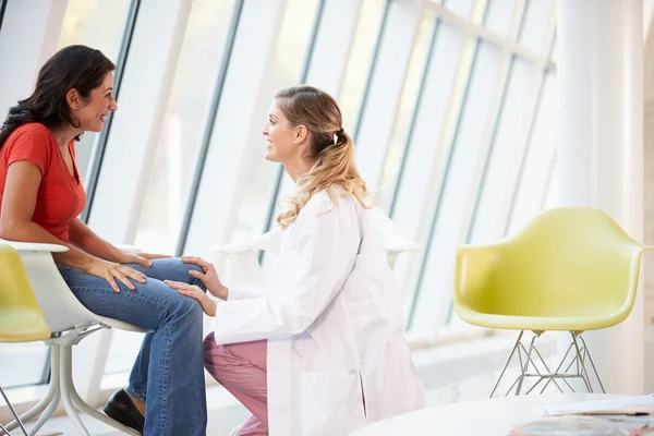 Vrouwelijke verpleegster biedt begeleiding aan depressief vrouw — Stockfoto