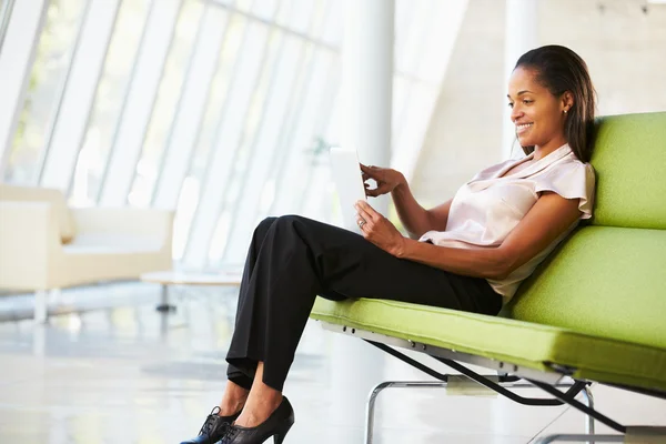 Zakenvrouw zitten in moderne kantoor met behulp van digitale Tablet PC — Stockfoto