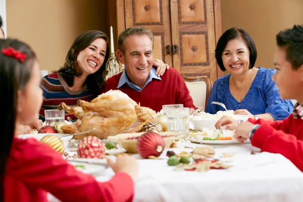 Multi generation familj firar med jul måltid — Stockfoto