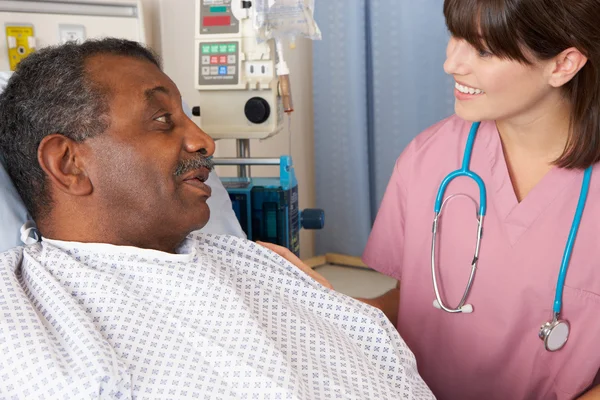 Krankenschwester spricht mit Seniorin auf Station — Stockfoto