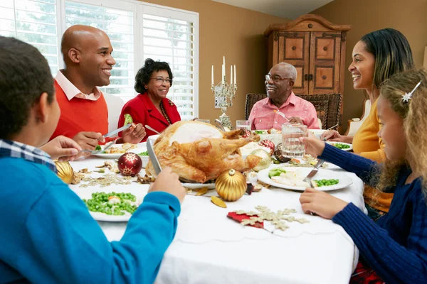 Çoklu nesil aile ile Noel yemeği kutluyor — Stok fotoğraf