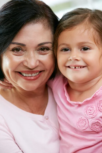 Portret van grootmoeder met kleindochter — Stockfoto